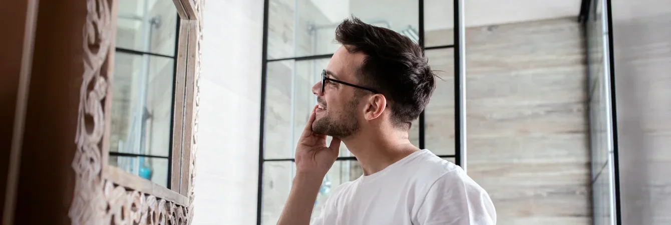 Vieillissement cutané chez l’homme : pourquoi la peau masculine vieillit différemment