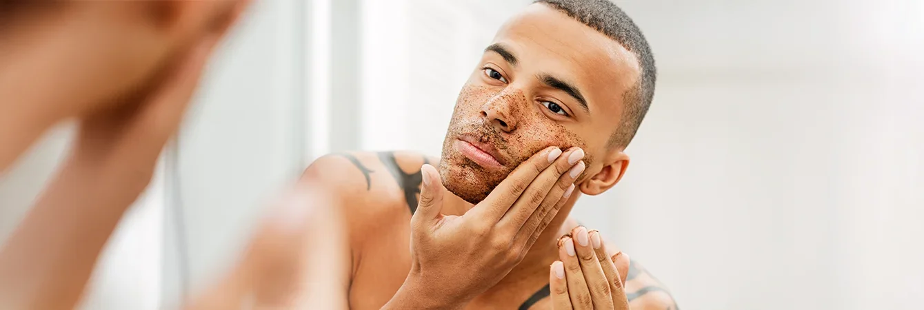 Pores visibles chez l’homme : le geste express qui affine la peau